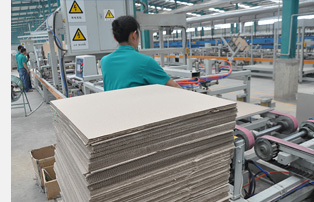 新浪家居评测团走进冠军磁砖工厂 揭秘高品质磁砖的制造工艺